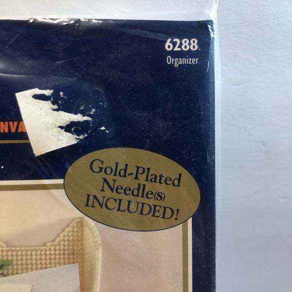 Vintage Bucilla Plastic Canvas Organizer Tea Rose Pattern Gold Plated Needle New - Picture 3 of 9